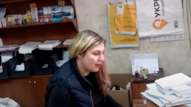 Маски не мала, мови не знала: скандал на «Укрпошті» закінчився звільненням працівниці