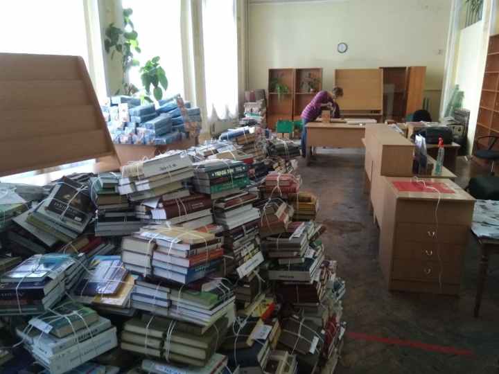Похорон книжок: середмістя Києва «зачищають» від бібліотеки імені знищеного у 1936-му поета Євгена Плужника