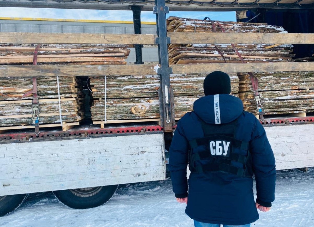 На Черкащині зловмисники хотіли вивезти за кордон цінну деревину на 300 тисяч євро