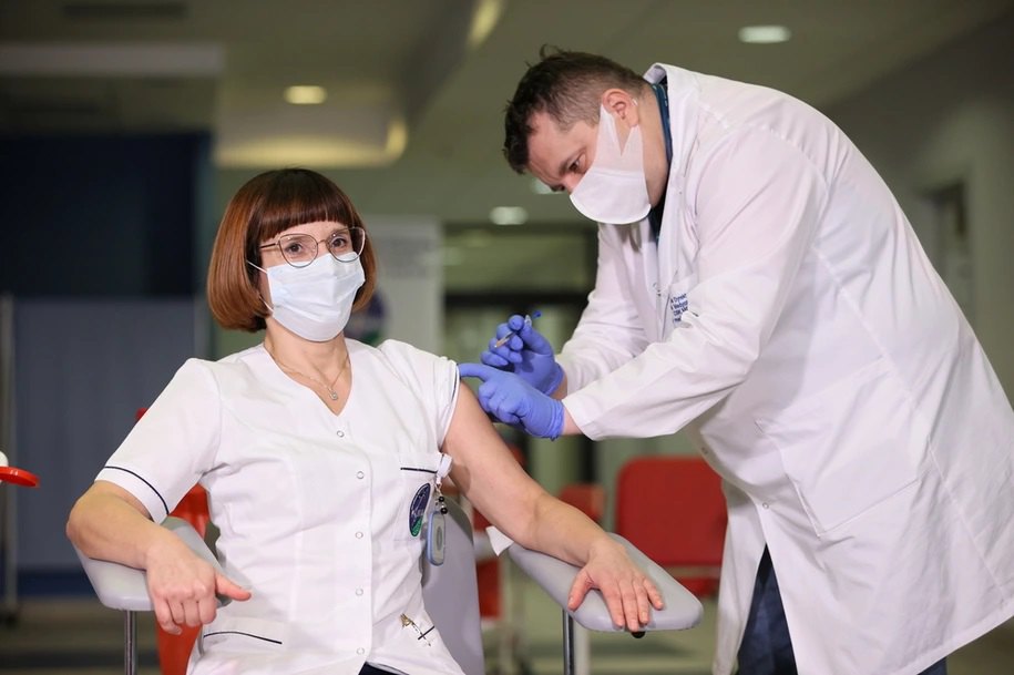Вакцини є, вакцинація кульгає: частина медиків відмовляється від щеплення проти COVID-19