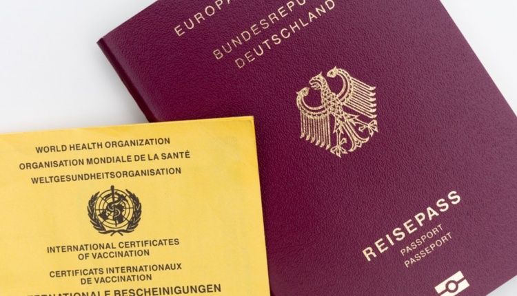 У ЄС хочуть запровадити «зелений паспорт» для COVID-вакцинованих: згодні не всі
