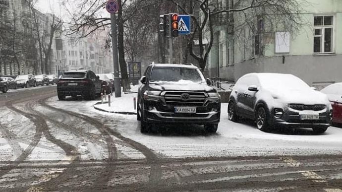 Давид Арахамія оштрафований за паркування на «зебрі» під Офісом президента