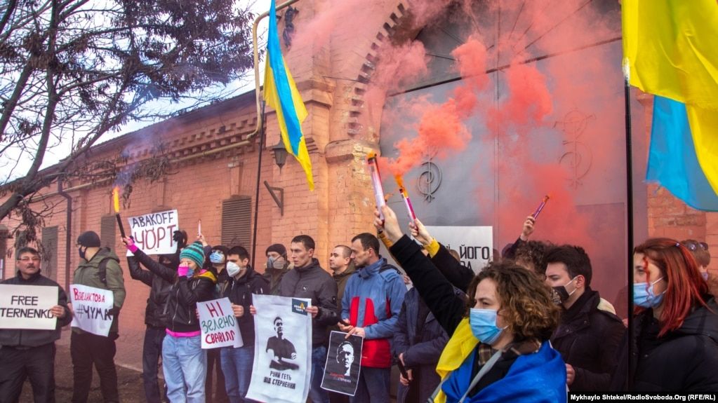 Фаєри під СІЗО: в Одесі Стерненка привітали із 26-річчям