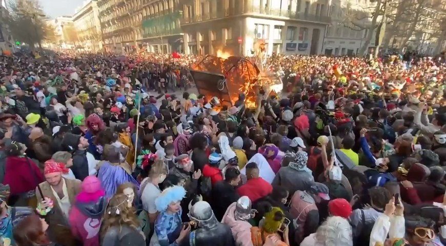 У Марселі втомились від обмежень і влаштували карнавал