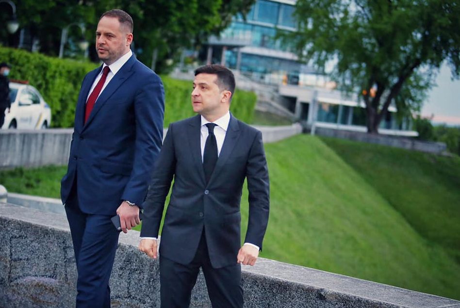 Режим несумісності українського політикуму: вільне падіння з гнізда офісу президента