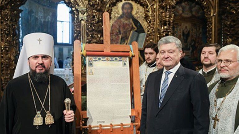 Суд Києва зобов'язав ДБР відновити справу проти Порошенка через Томос