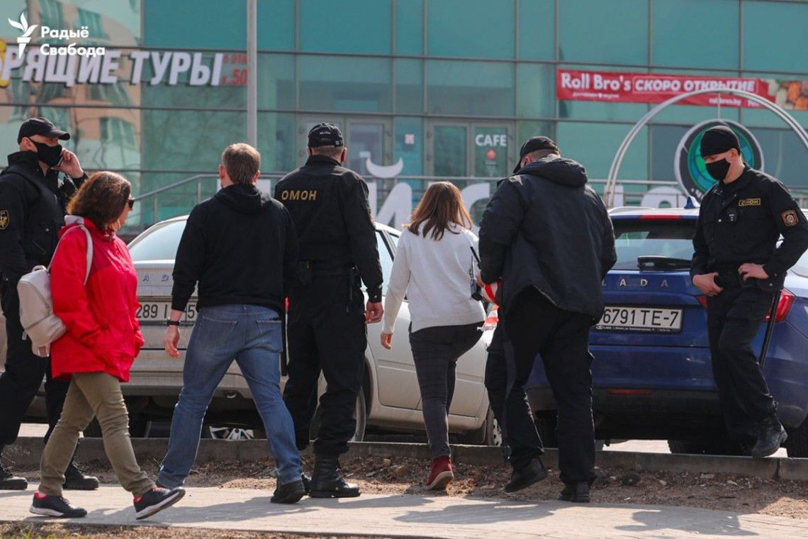 У центр Мінська стягнули спецтехніку і затримують протестантів