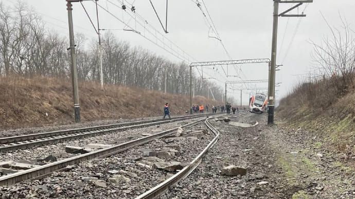 «Інтерсіті» під Запоріжжям зійшов з рейок: потяги Укрзалізниці курсують із запізненням