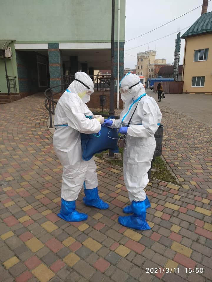 Наступ COVID-19 триває: у Києві з понеділка їздити у метро можна буде лише з перепусткою