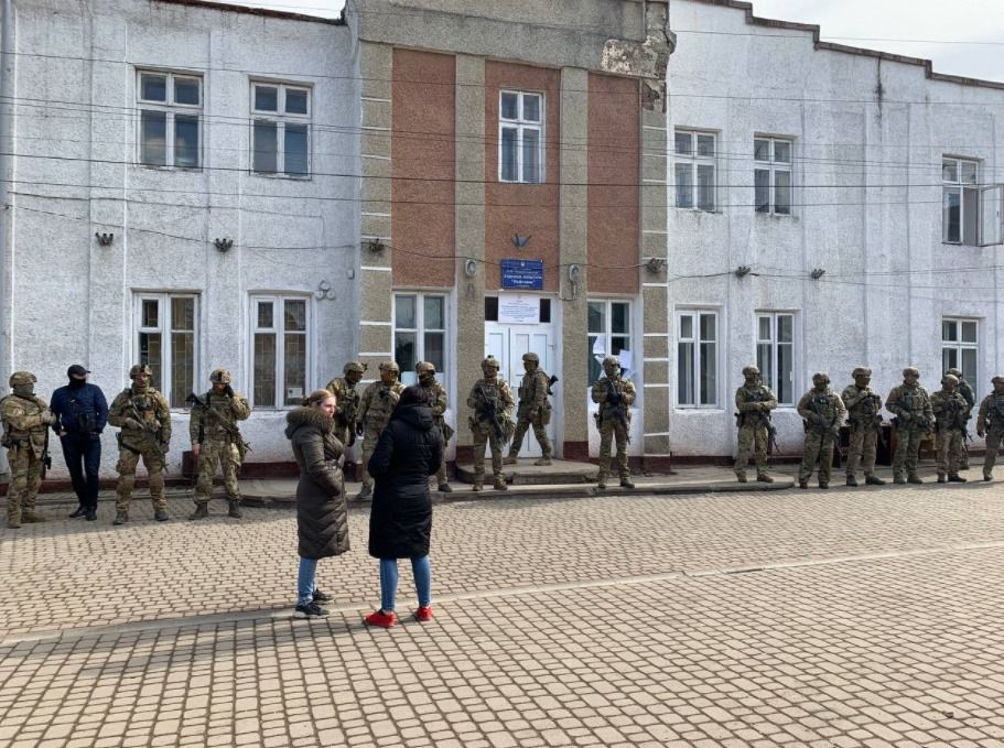 У Надвірній на Прикарпатті приміщення ОВК № 87 оточили спецпризначенці