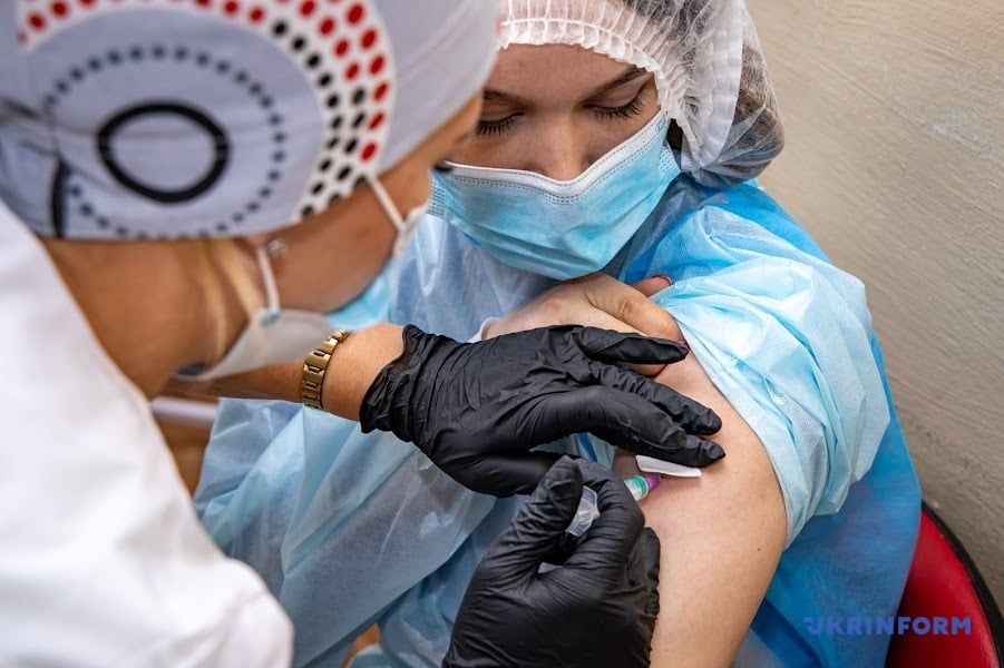 У трьох областях України в неділю не зробили жодного щеплення