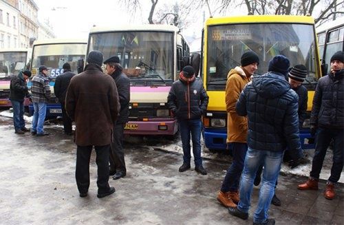 Столичні водії маршруток масово відмовляються виходити на рейси