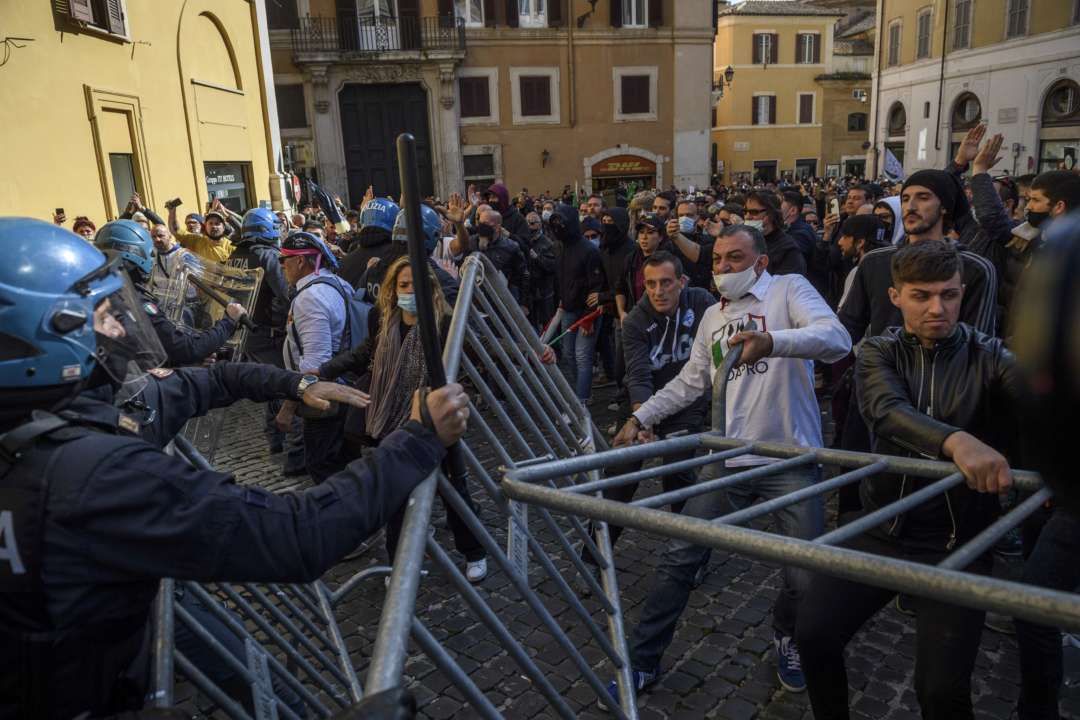 У Римі мітинги проти карантинних обмежень переросли у сутички з поліцією