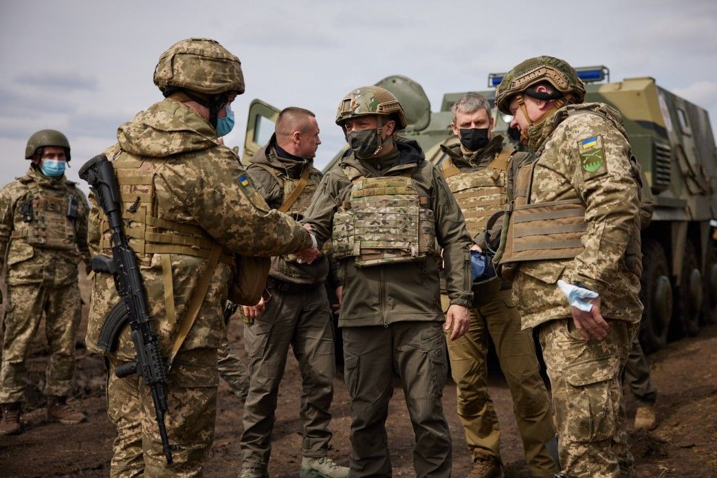 Зеленський вшанував на передовій загиблих захисників України, фото