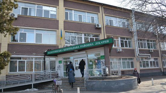У Золотоноші на Черкащині з вікна лікарні викинулася інфікована коронавірусом 66–річна жінка