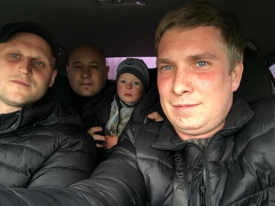 Поліцейські знайшли Богданчика на галявині.