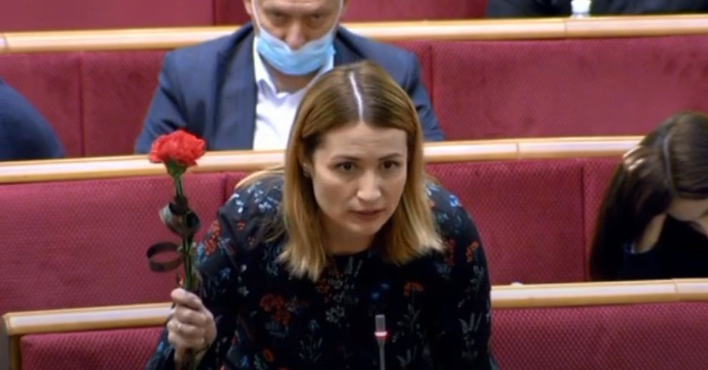 Стефанишина передала міністру Степанову поховальні квіти від жертв коронавірусу, відео
