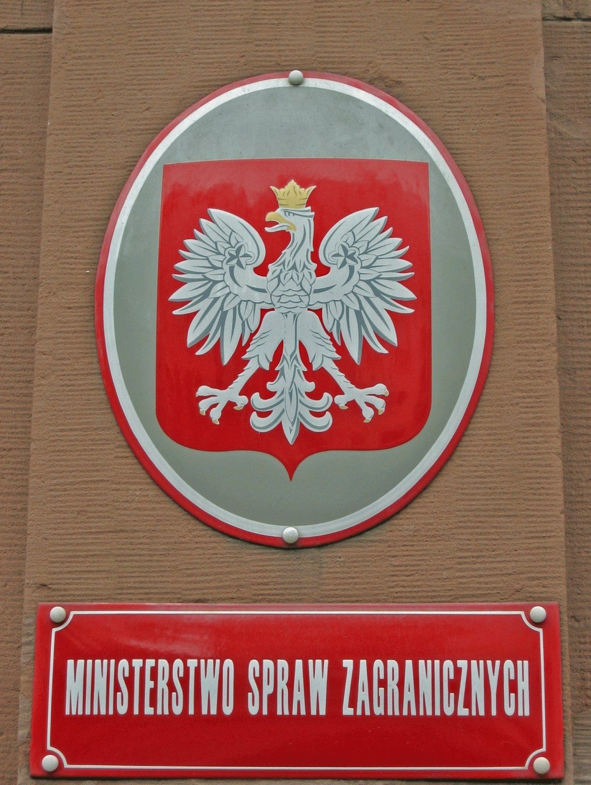 Польща видворяє з країни  трьох дипломатів  Росії