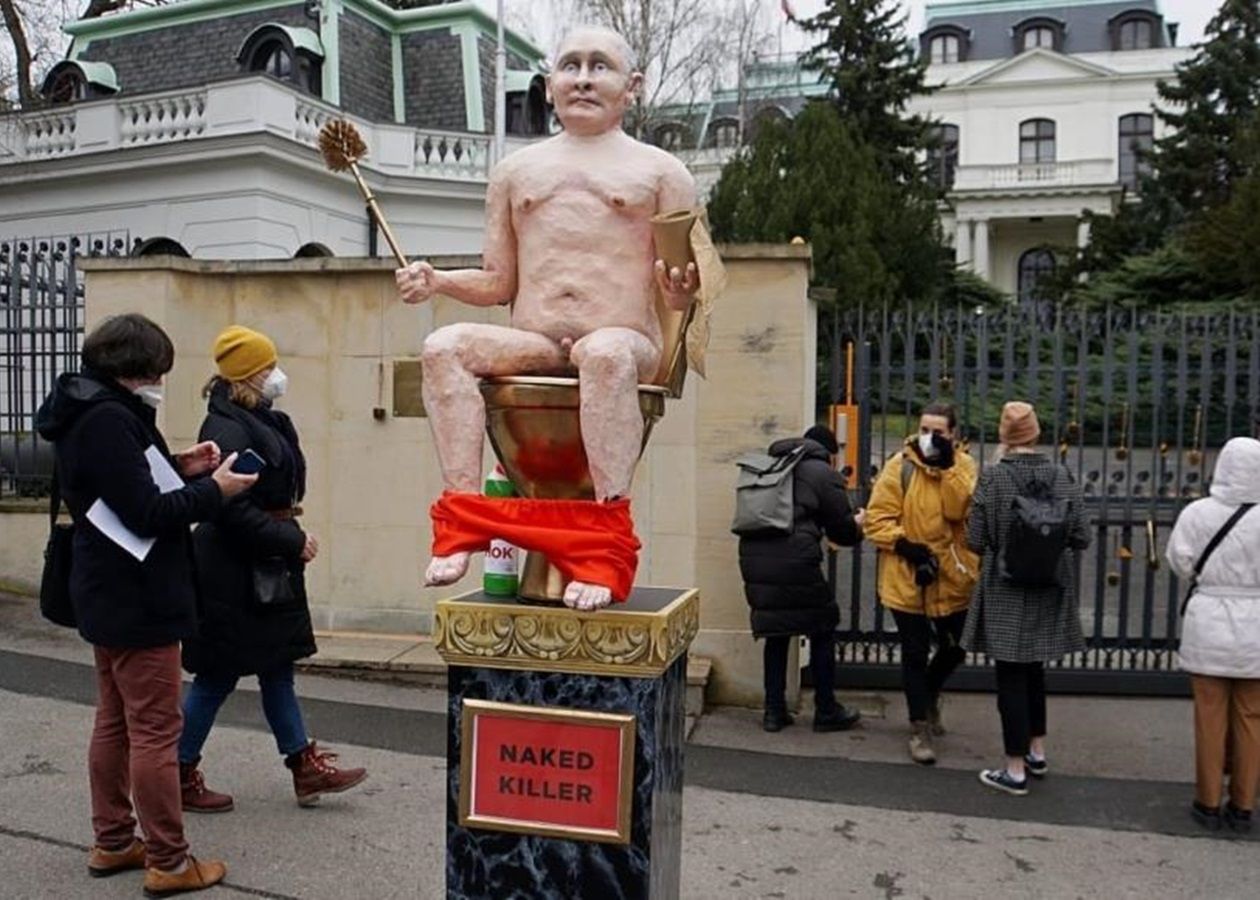 Фігура оголеного Путіна на позолоченому унітазі з написом "Голий вбивця" посольством РФ у Чехії.