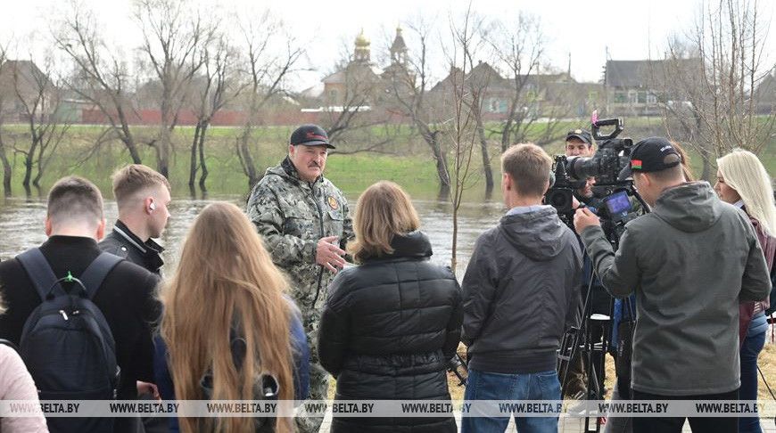 «Переворот» у Білорусі: опоненти Лукашенка закидають йому спроби «натягнути сову на глобус»