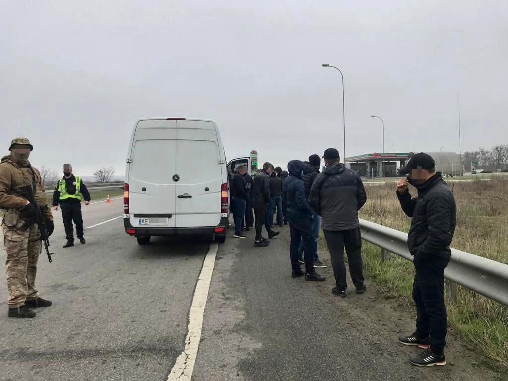 На Харківщині поліція відпустила півсотні проросійських «тітушок», фото