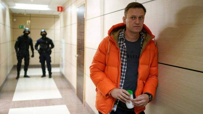 Навальний  припиняє  голодування