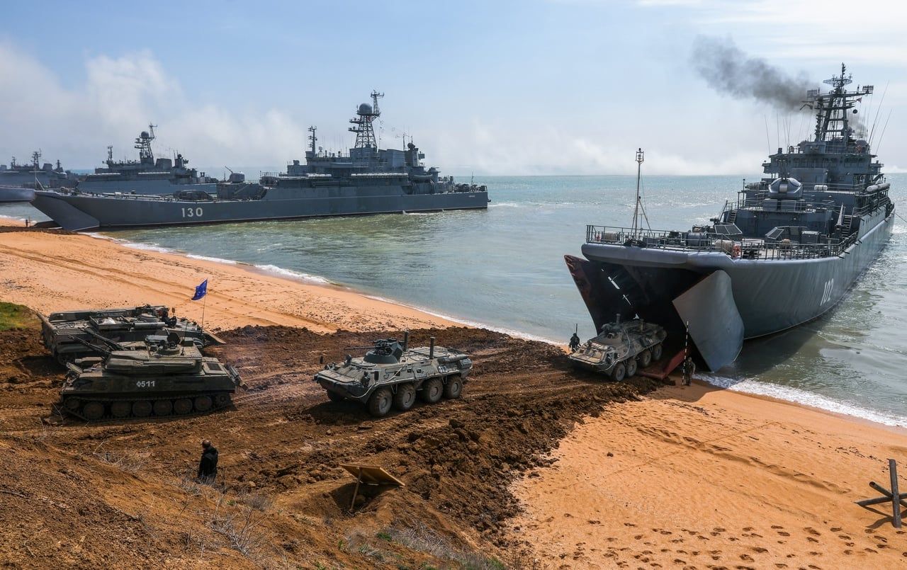Біля Криму окупанти закрили три райони Чорного моря