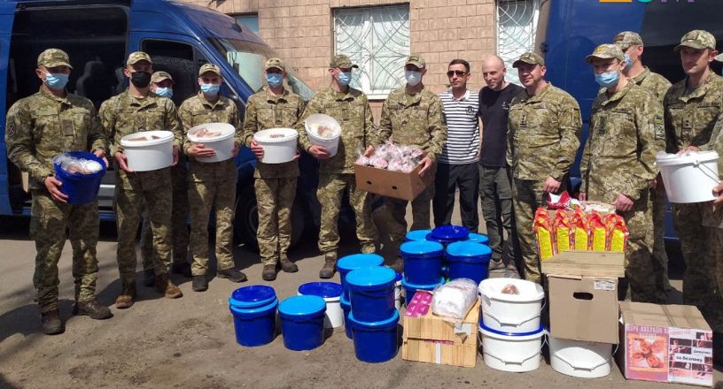Захисникам України на Донбасі привезли 15 тисяч пасок, фото