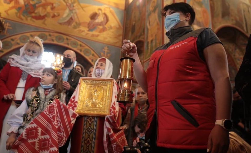 ПЦУ отримала Благодатний вогонь з Єрусалиму