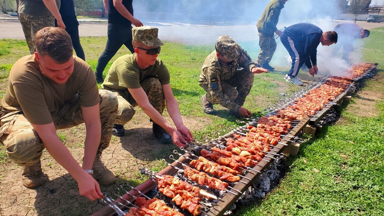 На Донеччині військові приготували шашлик-рекордсмен вагою 700 кг
