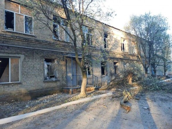 У Красногорівці на Донеччині окупанти обстріляли лікарню для хворих на коронавірус, фото