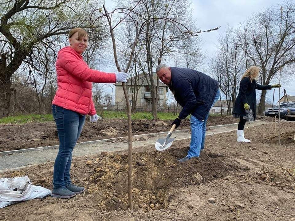 На Черкащині небайдужі люди створили новий сквер на місці закиданого сміттям чагарника