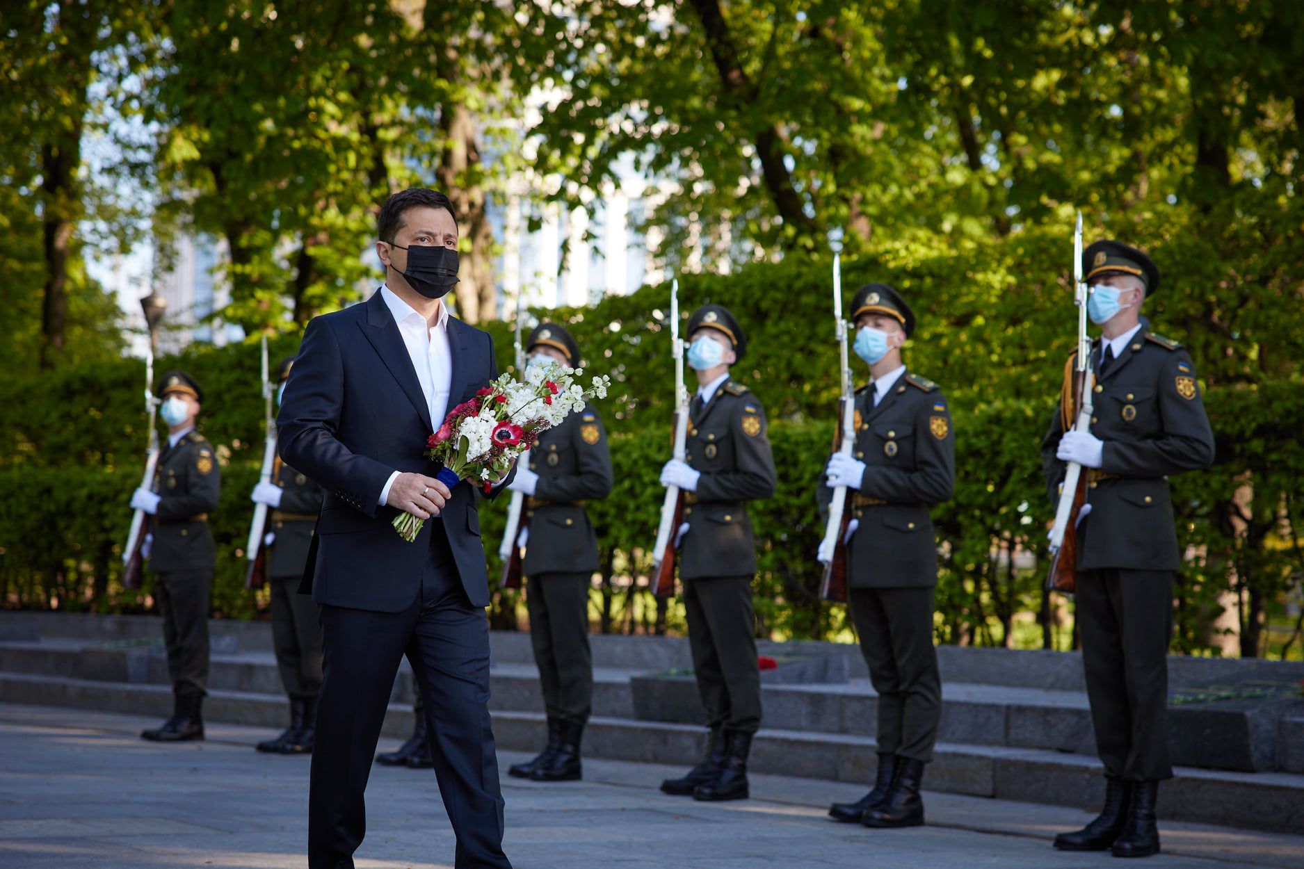 Зеленський поклав квіти до Вічного вогню у День перемоги, фото