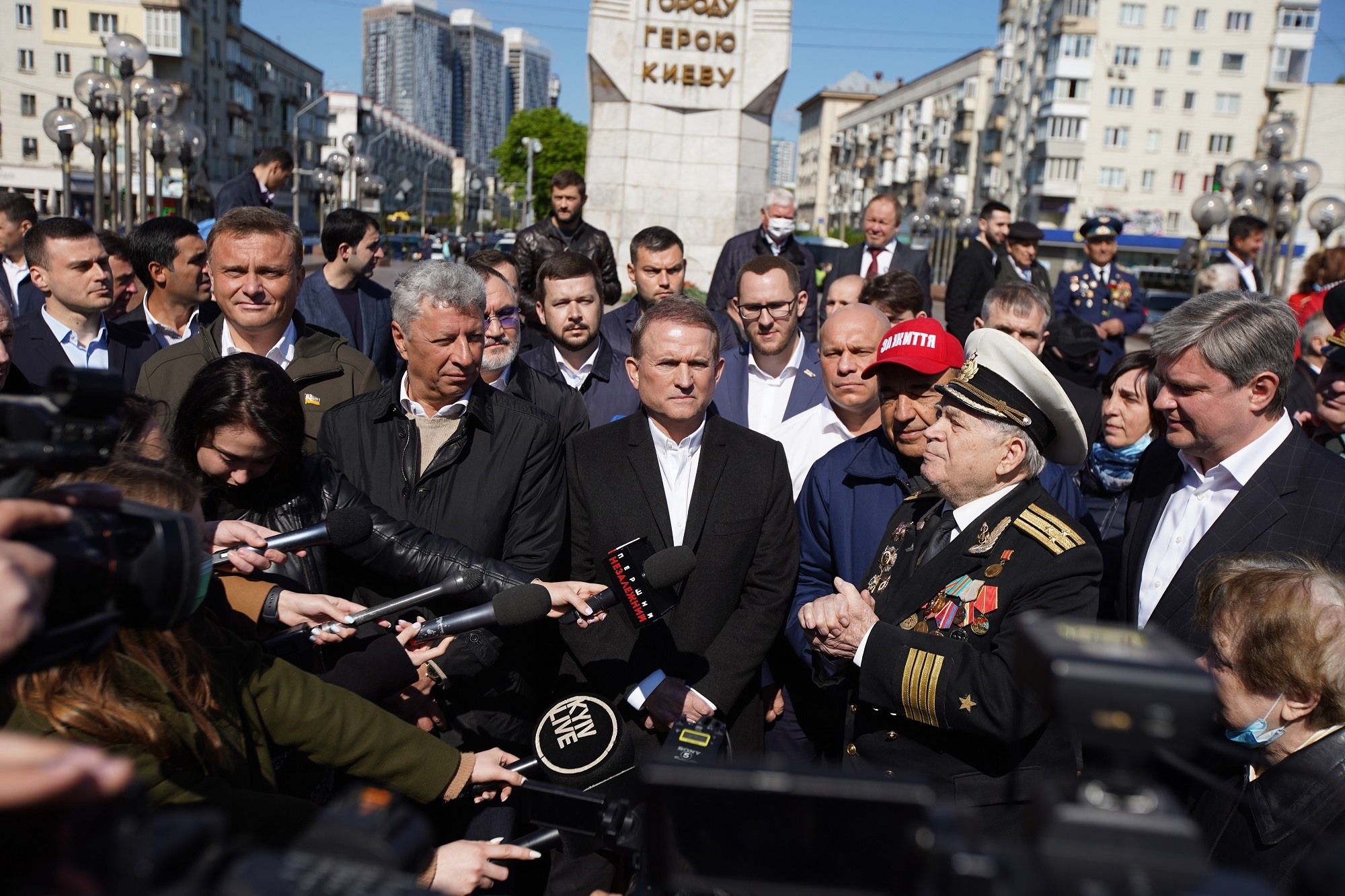 Кабінет Медведчука в офісі ОПЗЖ також обшукує СБУ