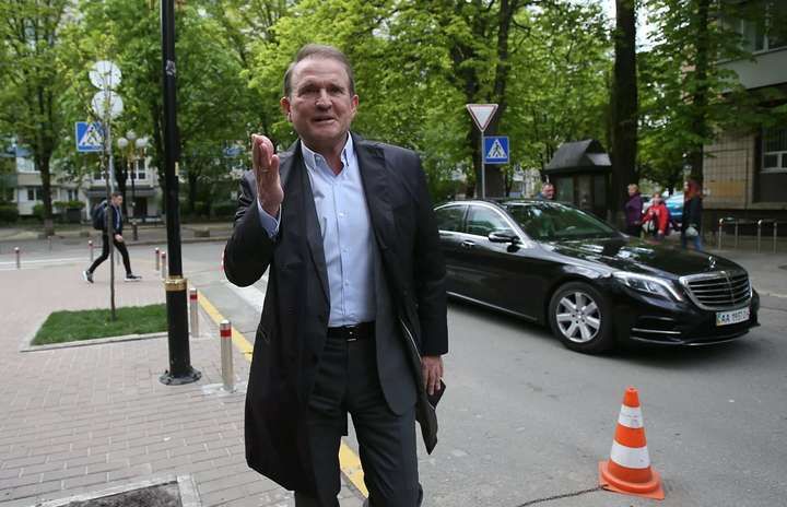 Віктор Медведчук отримав копію підозри у держзраді, відео