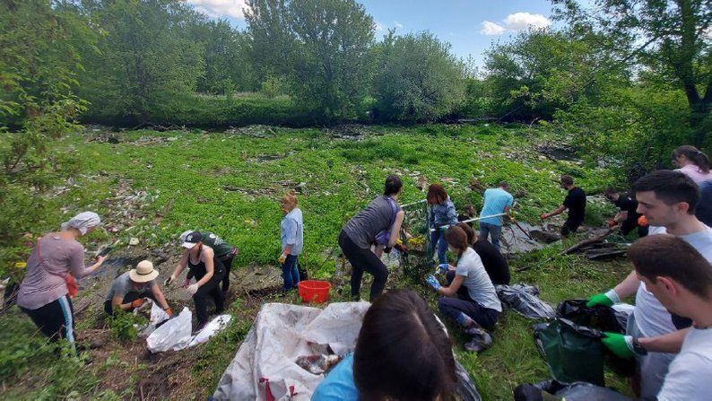 На Харківщині добровольці очищають річку Уди, фото