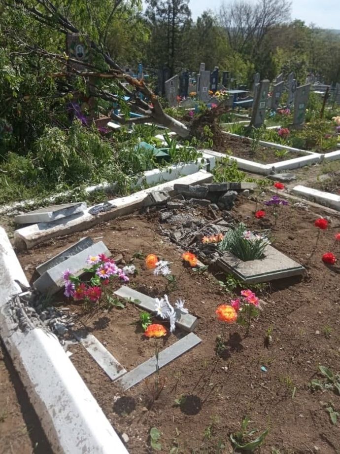 Під Луганськом танк окупантів спаплюжив кладовище