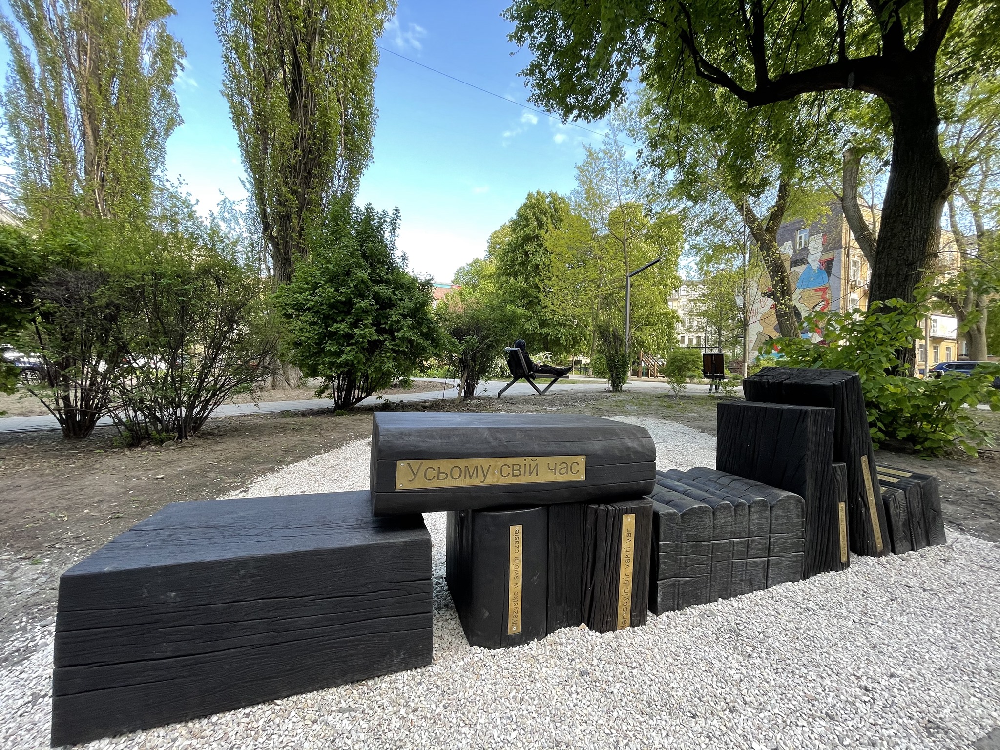 У центрі Києва з’явилася арт-інсталяція «Усьому свій час» у формі лави з книжок