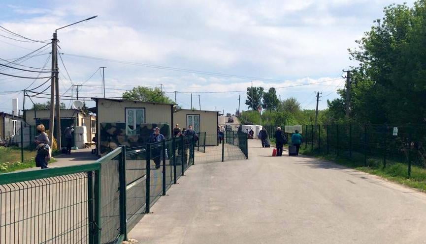 На Донбасі окупанти заблокували більшість гуманітарних дорожніх коридорів