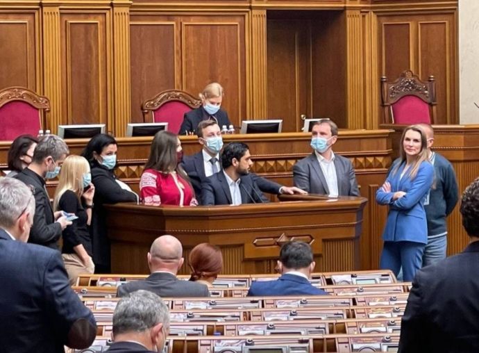 Андрій Аксьонов з ганьбою склав присягу нардепа з місця, відео