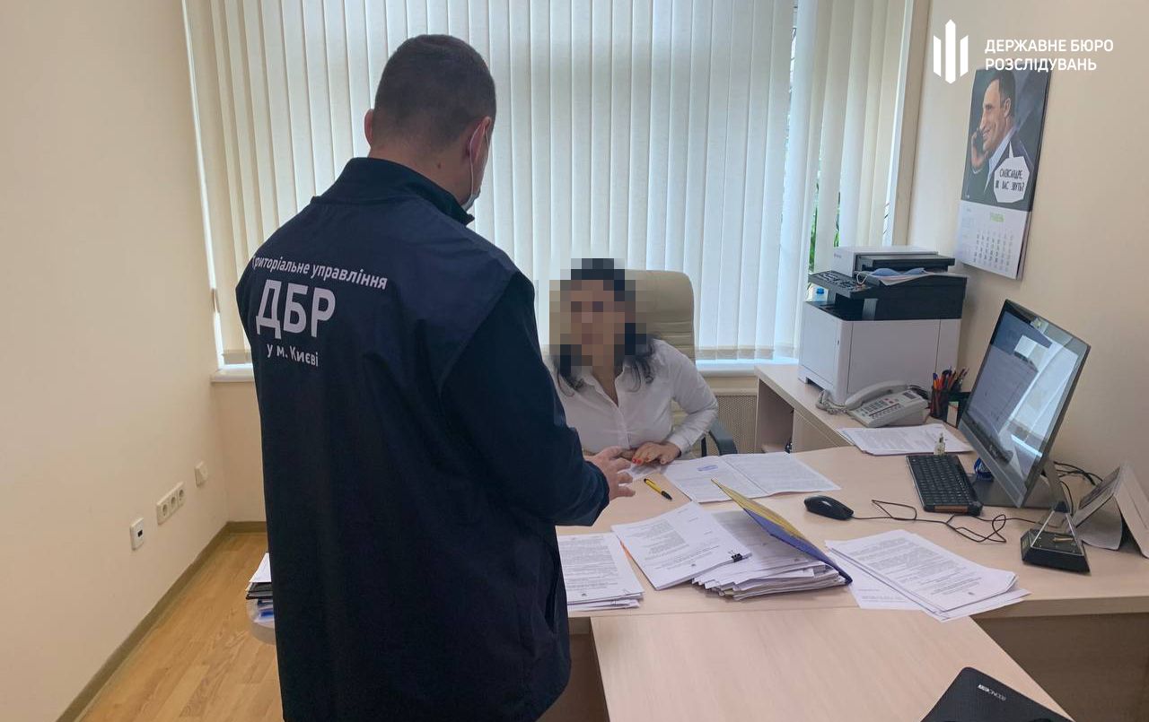 Офіс біля Лаври: слідчі ДБР обшукали два департаменти КМДА
