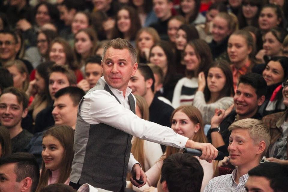 Мовознавець Олександр Авраменко скаржиться на хакерів: лінк у підручнику веде на порносайт