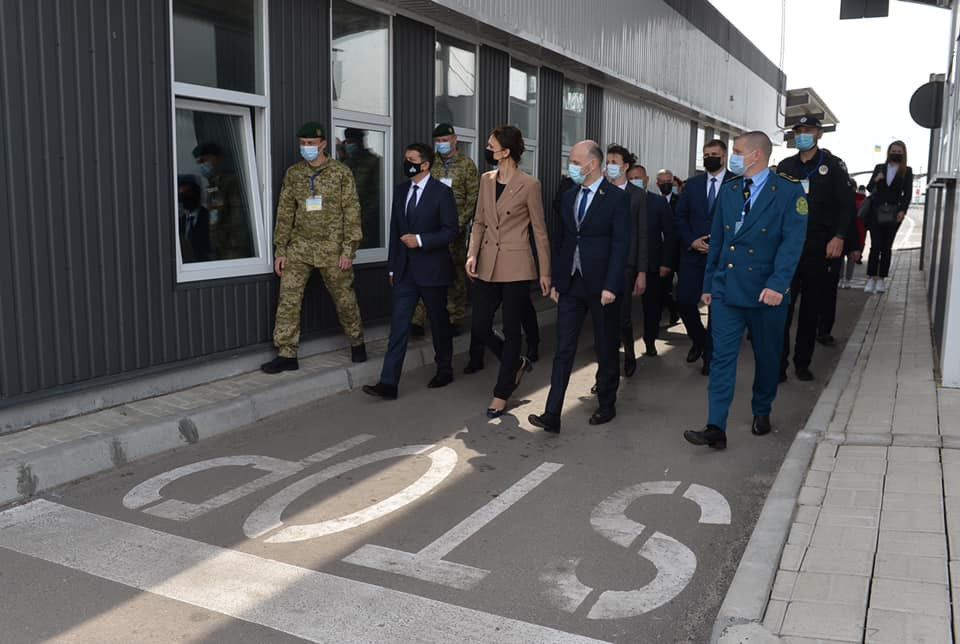 Друг вірний — захист міцний: до зони ООС приїхали депутати України та Латвії
