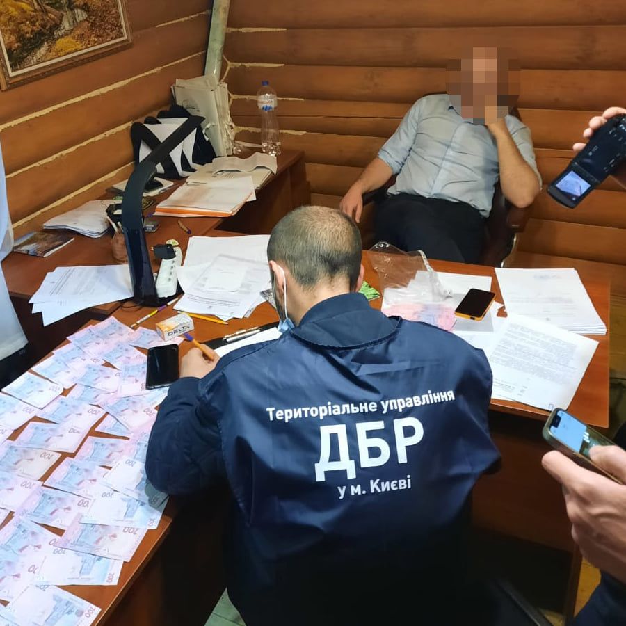 Керівників «Конча-Заспи» і Голосіївського парку спіймали на хабарі
