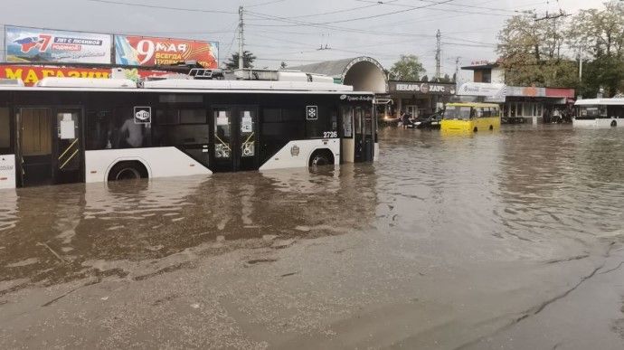 В окупованому Сімферополі затопило вулиці й транспорт