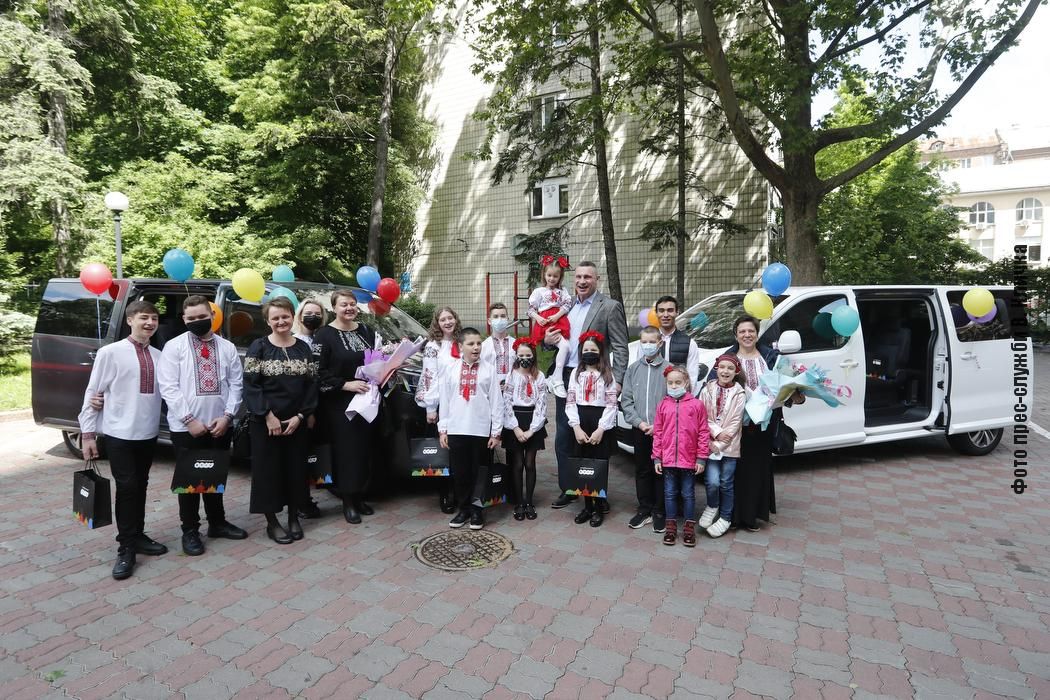 Кличко передав нові автомобілі двом столичним будинкам сімейного типу