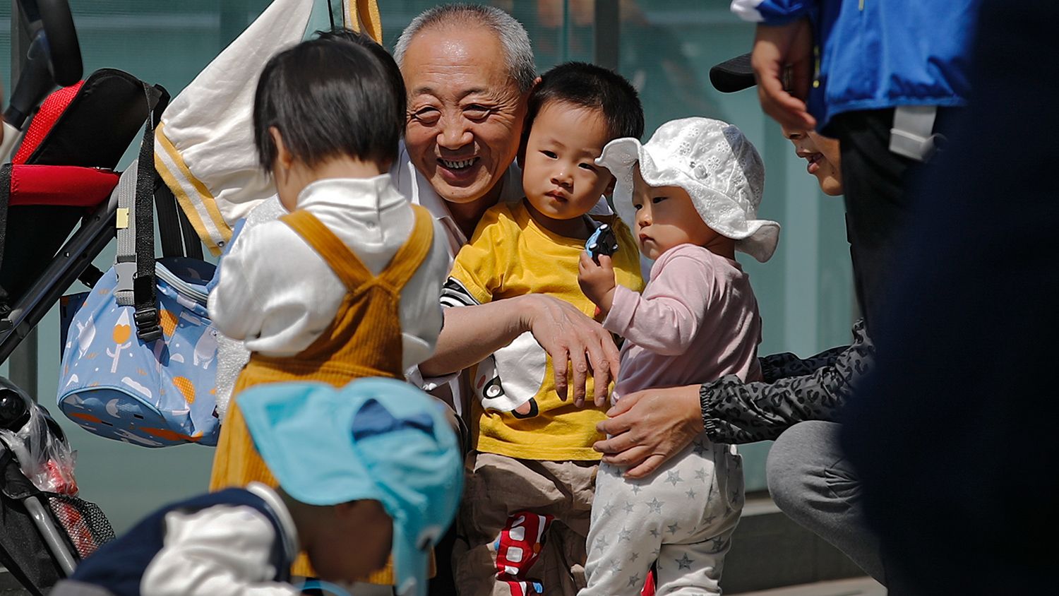 Кінець суворої політики: Китай дозволить сім’ям мати троє дітей