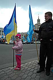 «Мамо, я на майдані прапора держу,» —