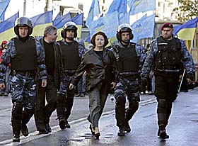 А Сюзанна слухає й доповідає...