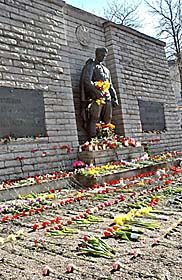 Холодний пам'ятник і гарячі естонські хлопці